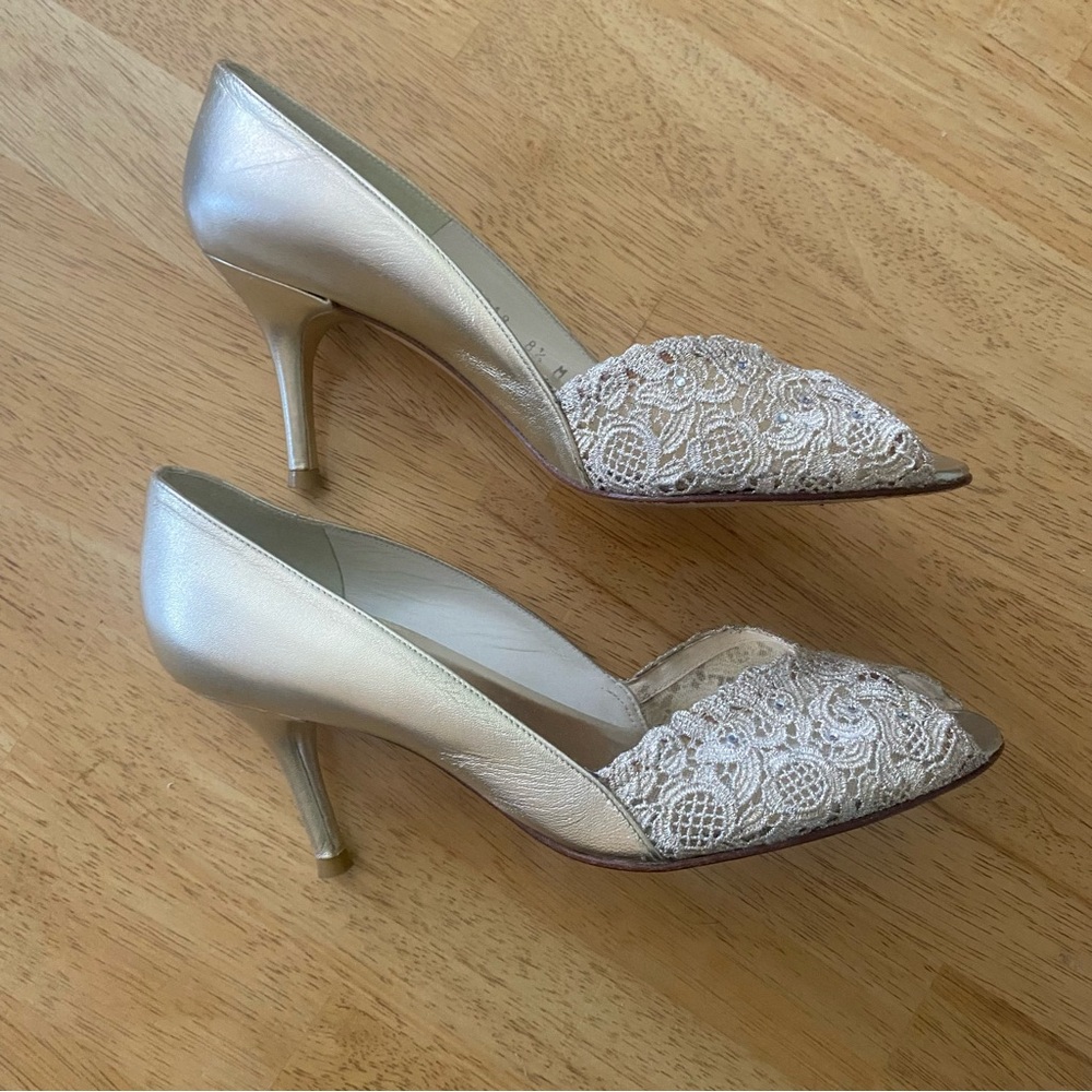 Stuart Weizman Chantelle Lace Pumps Size 8.5M